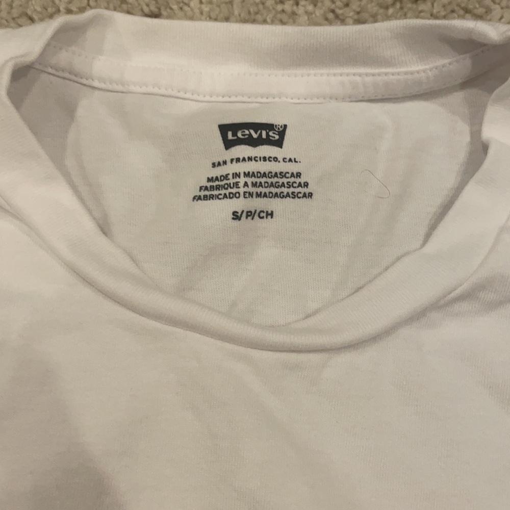 Levi’s white tee - Picture 2 of 3